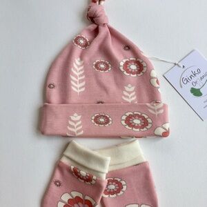 NWT Organic Cotton Baby hat and no-scratch mittens Set, 0-3 months